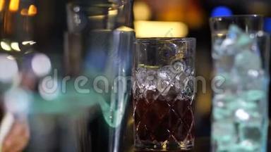 在酒吧里用<strong>冰块</strong>和酒精<strong>搅拌</strong>玻璃